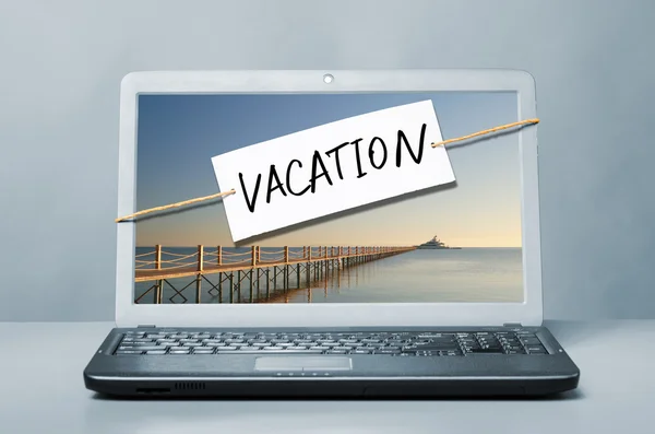 Laptop mit Urlaubsnotiz — Stockfoto