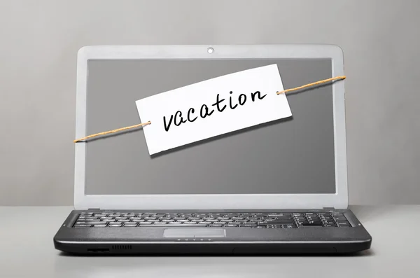 Laptop with vacation note — Stock Photo, Image
