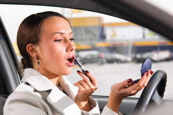 Haciendo maquillaje en la carrera — Foto de Stock