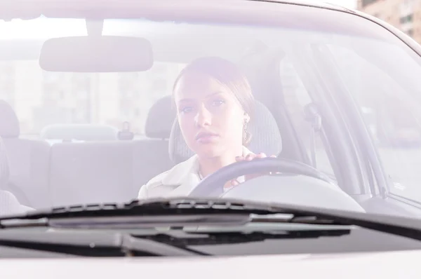 Vrouw in een auto — Stockfoto