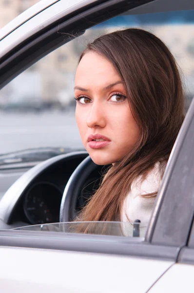 Jeune femme dans une voiture — Photo