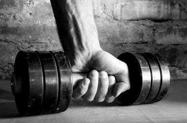 Erkek el metal barbell düzenliyor