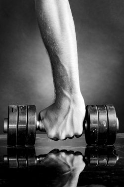Erkek el metal barbell düzenliyor