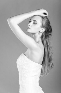 Gelinlik giymiş gelin