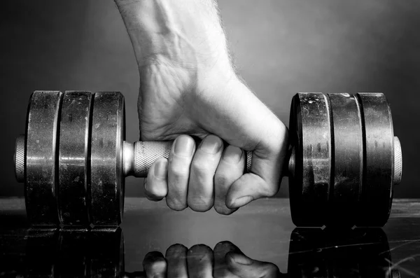 Mannenhand houdt metalen barbell — Stockfoto