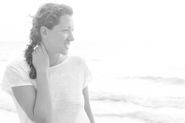 Femme sur la plage au lever du soleil — Photo