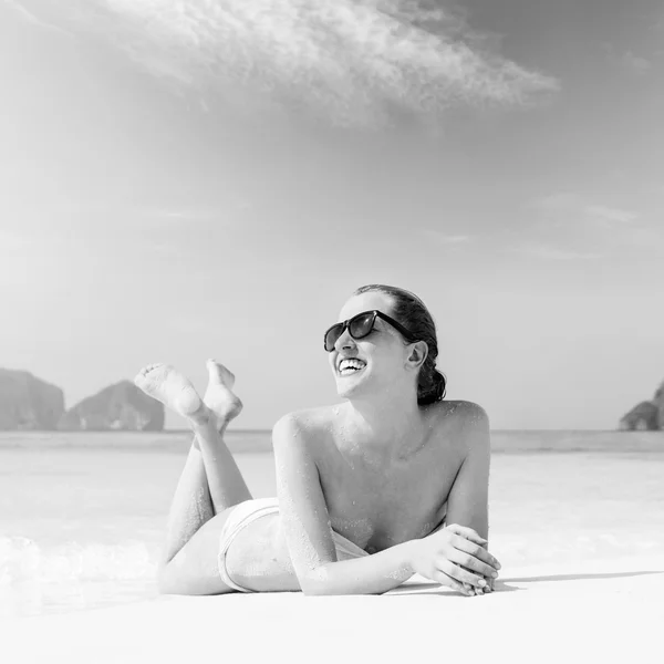 La mujer está acostada en la playa — Foto de Stock
