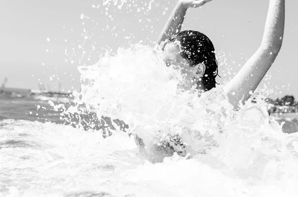 Mujer en olas — Foto de Stock