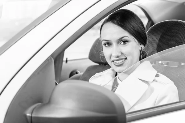 Vrouw in een auto — Stockfoto