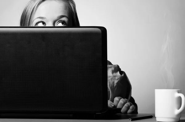 Mulher de escritório com laptop — Fotografia de Stock