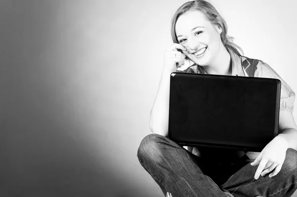 Femme de bureau avec ordinateur portable — Photo