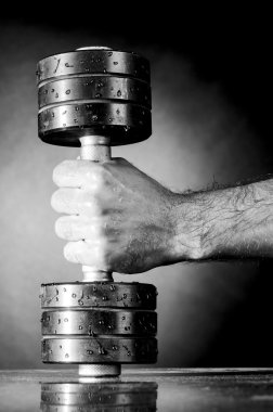 Erkek el metal barbell düzenliyor