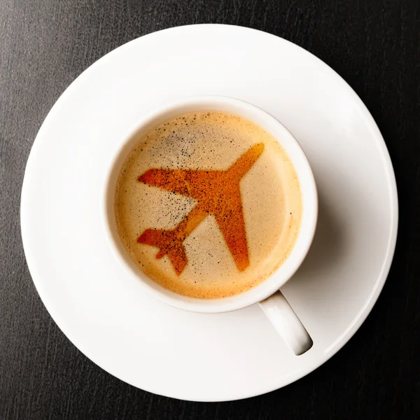 Šálek čerstvé espresso na stole — Stock fotografie