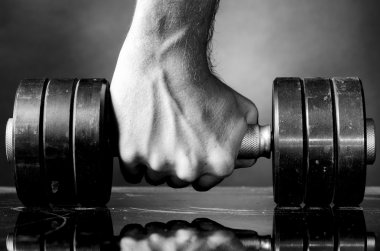 Erkek el metal barbell düzenliyor