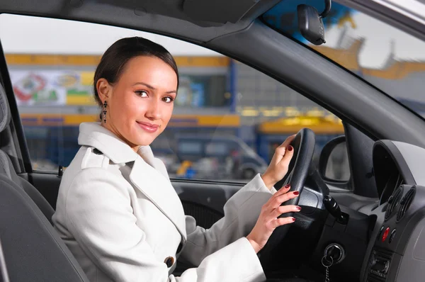 Geschäftsfrau im Auto — Stockfoto