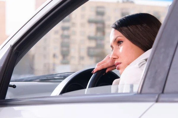 여자는 자동차에서 휴식 — 스톡 사진