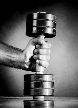 Erkek el metal barbell düzenliyor