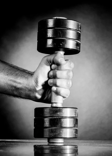 Mannenhand houdt metalen barbell — Stockfoto