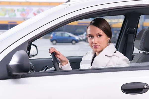 Geschäftsfrau im Auto — Stockfoto