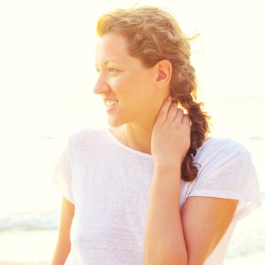 Kumsalda genç bir kadın