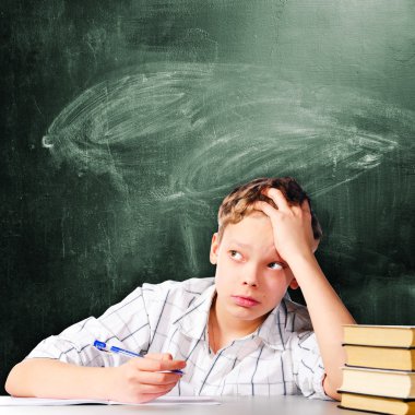 üzgün okullu çocuk