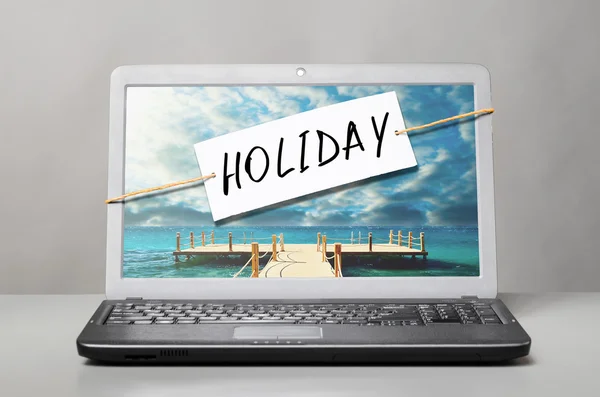 Laptop mit Urlaubsnotiz — Stockfoto