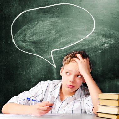 üzgün okullu çocuk