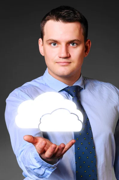 Zakenman houdt wolken — Stockfoto