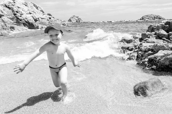 Jugando en una costa del mar —  Fotos de Stock