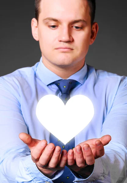 Podnikatel je drží srdce — Stock fotografie