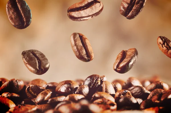 Kaffebönor faller ner — Stockfoto