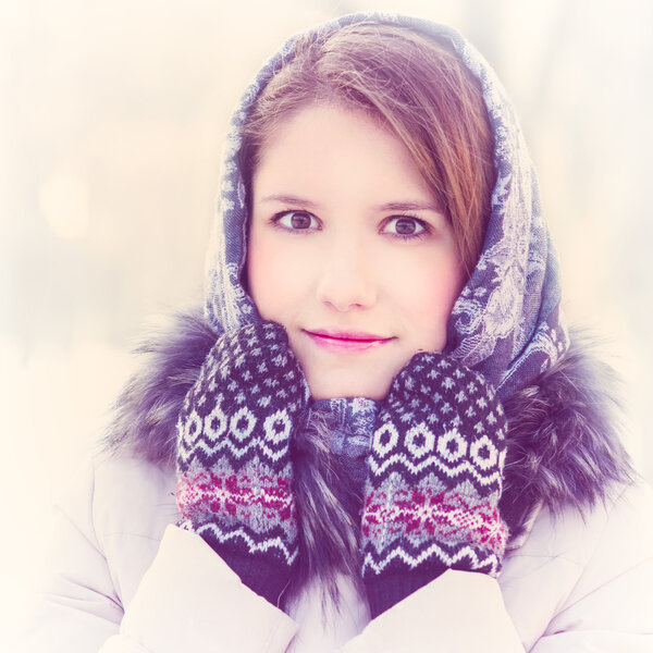 женщина в зимнем парке