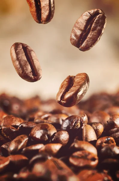 Кофейные бобы падают — стоковое фото