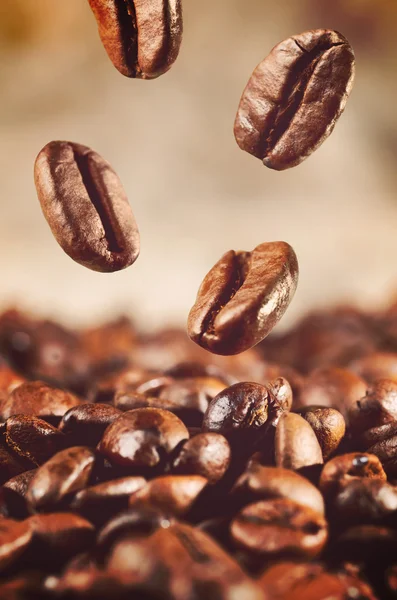 Chicchi di caffè sta cadendo — Foto Stock