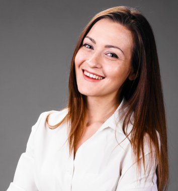 iş kadını gülümseyen