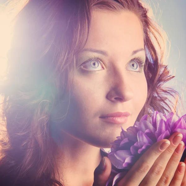 Mujer con flor — Foto de Stock