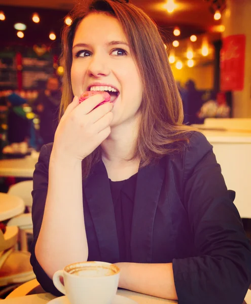 Giovane donna sta mangiando dessert — Foto Stock