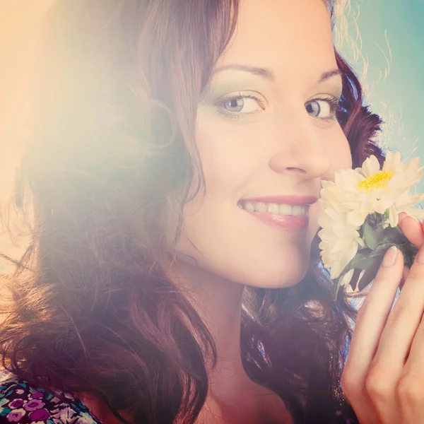 Frau mit Blume — Stockfoto