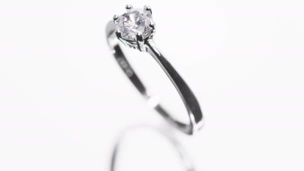 Engagement diamond ring rotating, seamless loop — Stock Video