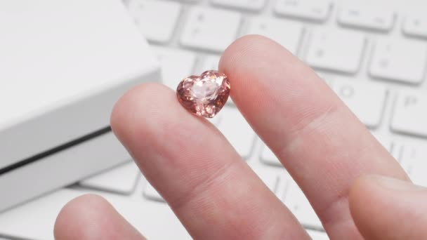 Zakupy biżuterii online z turmaliny w kształcie serca — Wideo stockowe