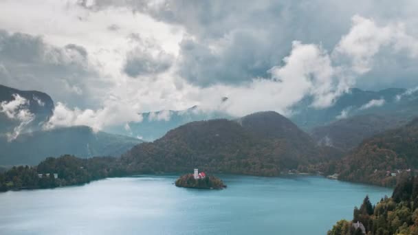 ブレッド湖、曇った教会の眺め — ストック動画