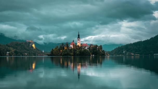Lago Bled, vista de la iglesia nublada — Vídeos de Stock