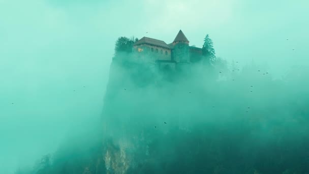 Озеро Бледі. Вид на замок у хмарах. — стокове відео