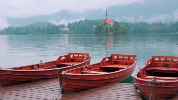 Jezioro Bled, widok na zachmurzony kościół — Wideo stockowe
