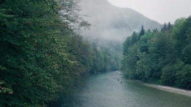 Sava nehrinde yağmurlu bir günde balıkçılar