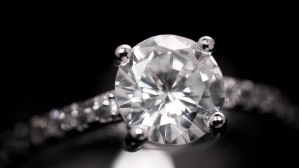 Engagement diamond ring rotating — Stock Video