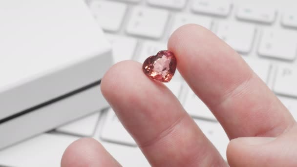 Compras online de jóias com turmalina em forma de coração — Vídeo de Stock
