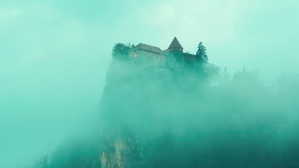 Lake Bled Castle Blue Clouds Dramatic View Blejski Grad Foggy — Αρχείο Βίντεο