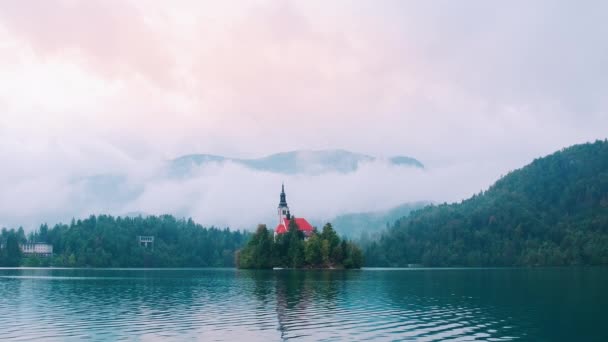 Der Bleder See Slowenien Sonnenuntergang Mariä Himmelfahrt Vor Dem Wolkenverhangenen — Stockvideo