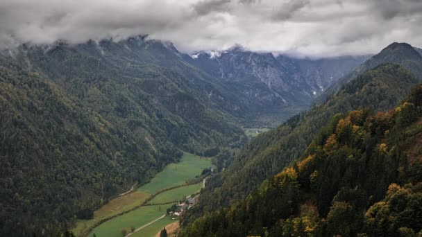 Logar Valley Blick Auf Das Wolkenverhangene Oktobertal Von Oben Logarska — Stockvideo